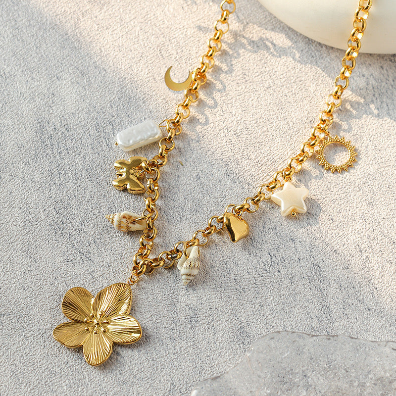 Collar Dorado con Charms de Flor, Mariposa y Conchas