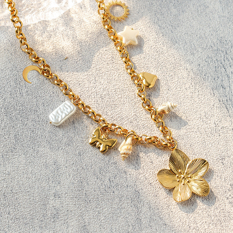 Collar Dorado con Charms de Flor, Mariposa y Conchas