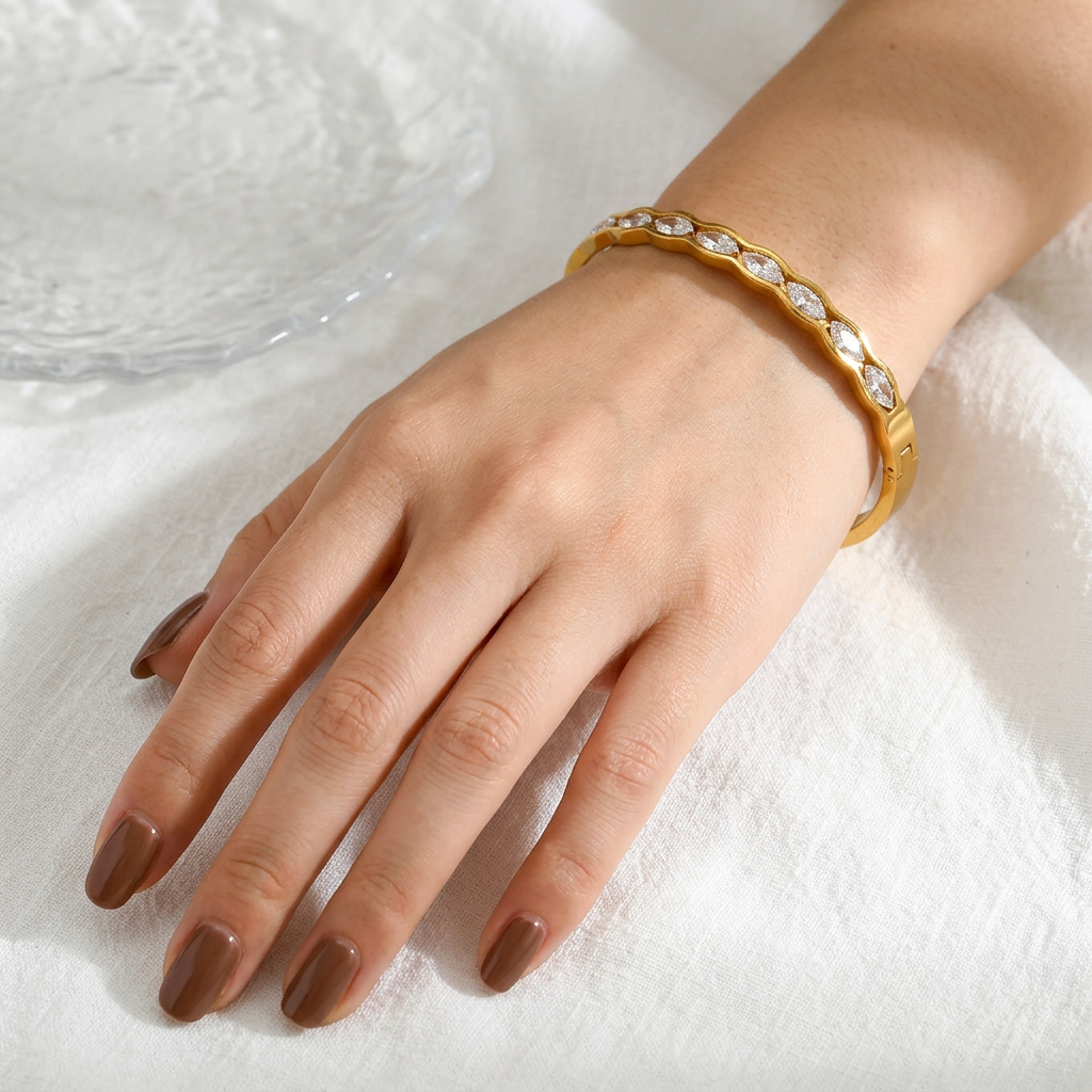 Brazalete Ondulado Dorado con Circonitas Marquesa