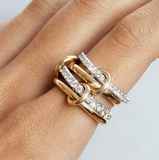 Anillo dorado de eslabones entrelazados