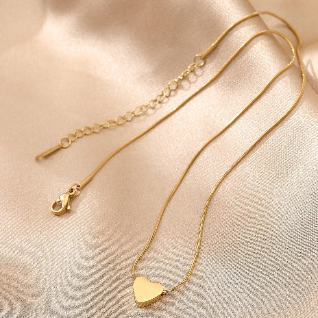 Collar minimalista de corazon dorado