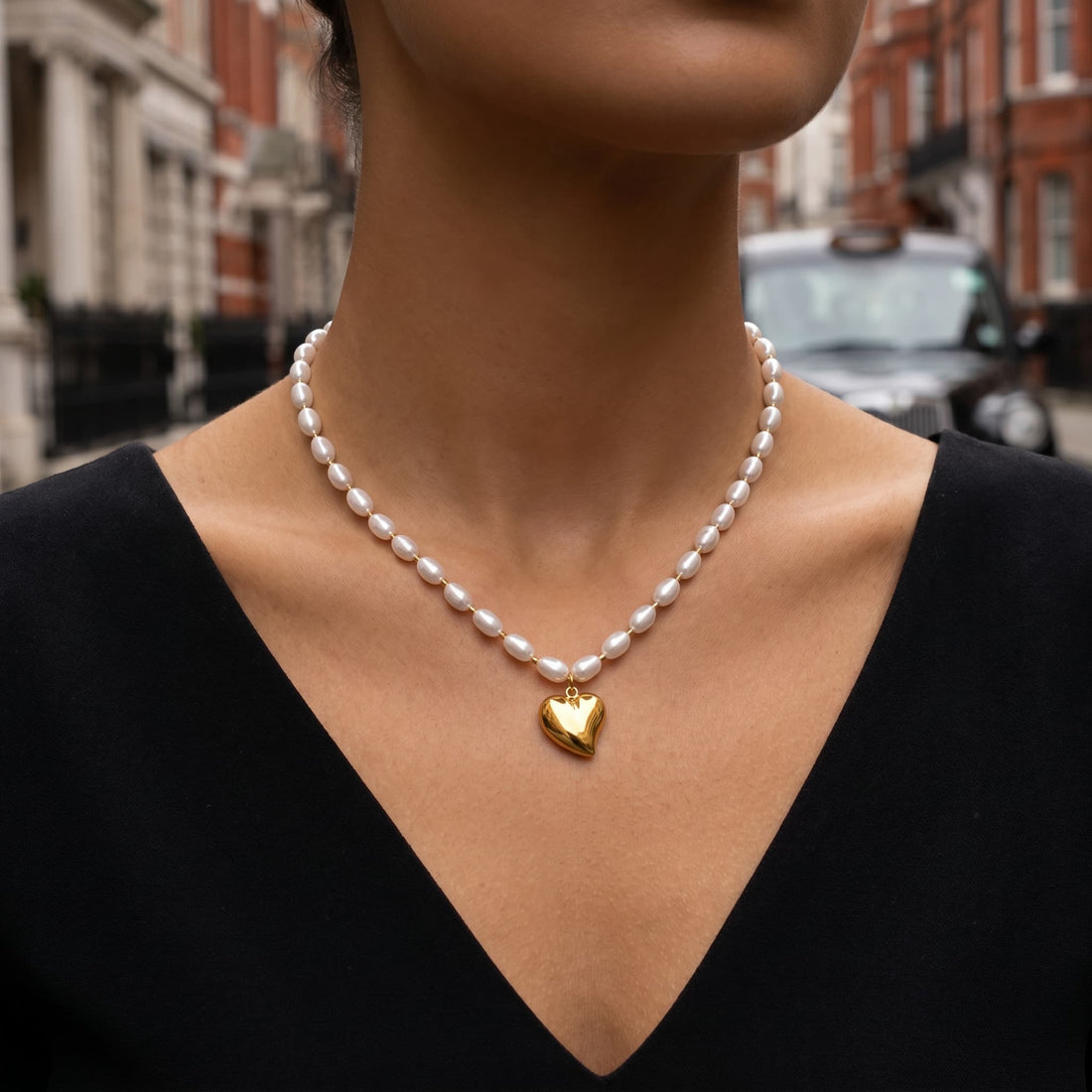 Collar con perlas de corazón dorado