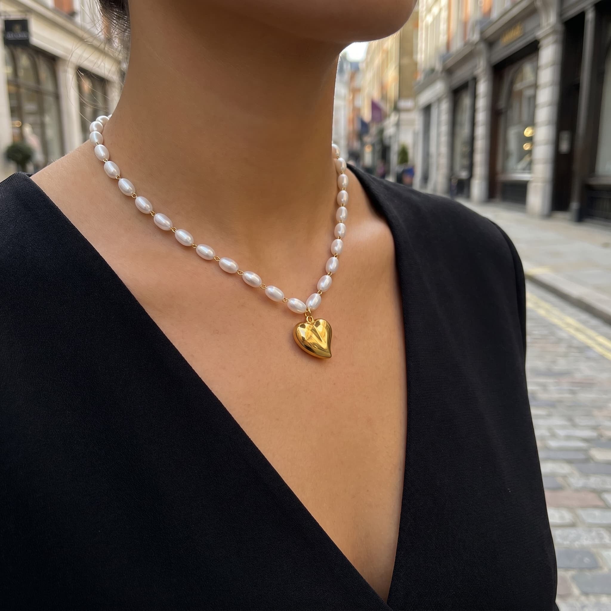 Collar con perlas de corazón dorado