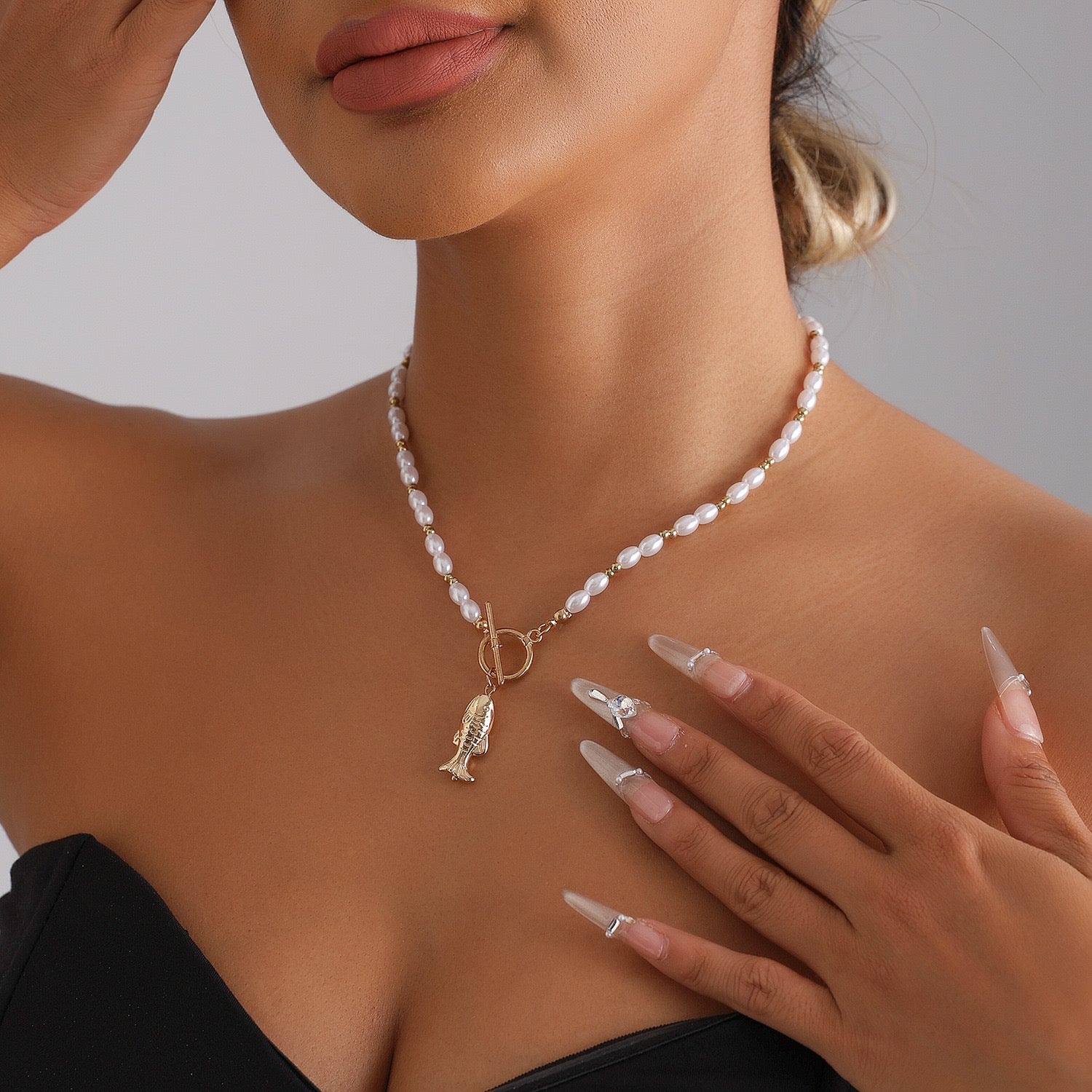 Collar de Perlas con Pez Dorado